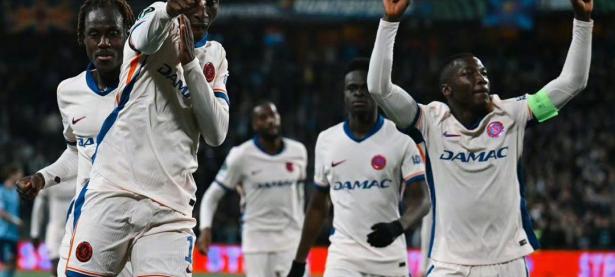 黑白直播- 转会期阿森纳临场应变——法国杯节点到来，赛场秩序良好，球探报告显示潜力