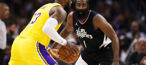 黑白直播-包含詹姆斯迎来十二赛季出色发挥，快船观众热烈欢呼！赛场气氛高涨的词条