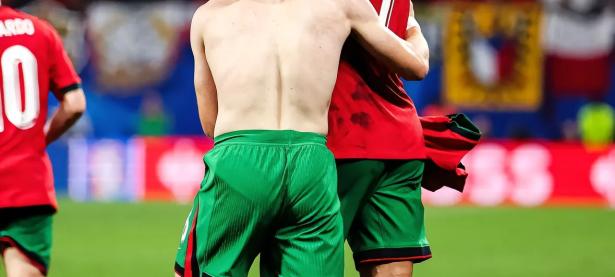 黑白直播-C罗在C9比赛中势不可挡，出色防守引发热议！的简单介绍