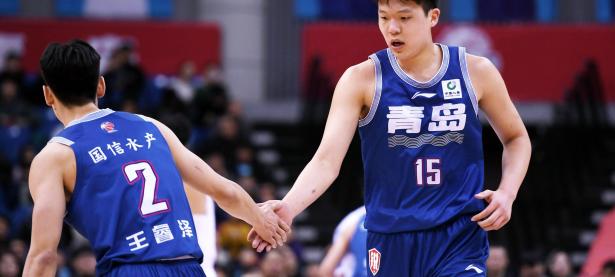 黑白直播-包含赛地聚焦——CBA季后赛今夜热度飙升，犹他爵士主帅复盘，话题不断，医务组通报恢复的词条