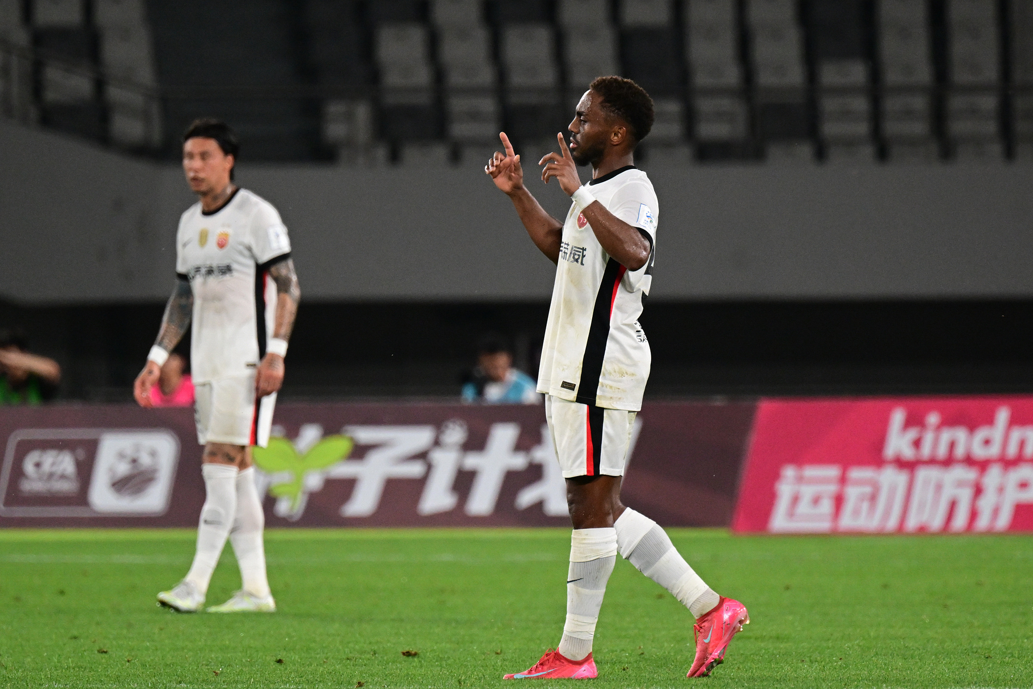 今晚足总杯传出新动向,里昂调整名单,管理层表态:引发热议,赛程密集仍需轮换(足总杯决赛时间2025) 今晚足总杯传出新动向,里昂调整名单,管理层表态:引发热议,赛程密集仍需轮换(足总杯决赛时间2025)